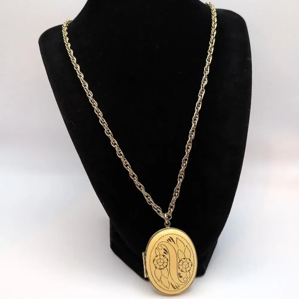 Vintage Etched Cream Enamel Large Oval Photo Locket Rope Chain Necklace 24in